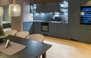 Η κουζίνα ή μικρή κουζίνα στο 5 Bedroom Stunning Home In Løten