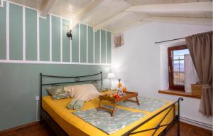 una camera da letto con un letto e un tavolo sopra di Amazing Home In Dobrinj a Dobrinj