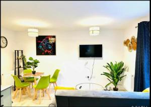 Μια τηλεόραση ή/και κέντρο ψυχαγωγίας στο Dover Castle Suites 20 sleeps