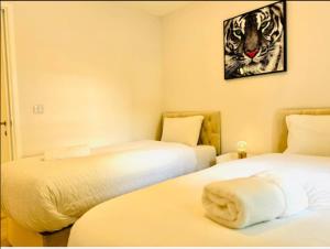 Ένα ή περισσότερα κρεβάτια σε δωμάτιο στο Dover Castle Suites 20 sleeps +14 φωτογραφίες