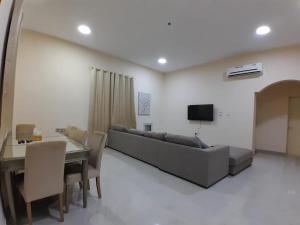 una sala de estar con un sofá y una mesa en EK Villa, en Ras al Khaimah