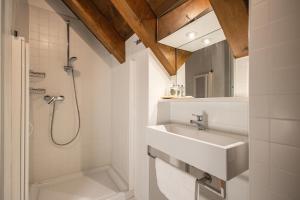 Koupelna v ubytování Albergo Diffuso Comeglians + 37 fotografií