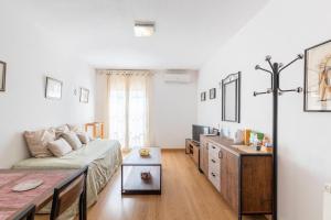 a living room with a couch and a table at Toledo ciudad de las tres culturas , un lugar para disfrutar todas las familias con sus hijos " DESAYUNO INCLUIDO" in Villamiel de Toledo