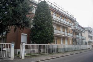 drzewo przed budynkiem z płotem w obiekcie Emmanueli65 fronte clinica per 4 matrimoniale e castello w mieście Piacenza