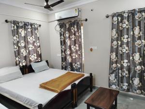 Una cama o camas en una habitación de YU Stay - Kanipakam
