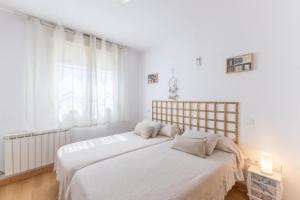 a white bedroom with a large bed with white sheets at Toledo ciudad de las tres culturas , un lugar para disfrutar todas las familias con sus hijos " DESAYUNO INCLUIDO" in Villamiel de Toledo +34 photos