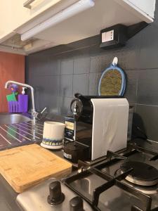 ローマにあるTERRAZZA TIBERIAのキッチン(コンロ、電子レンジ付) +6枚の写真