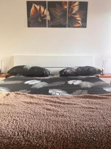 Dos camas con almohadas negras encima. en TERRAZZA TIBERIA, en Roma