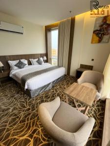 Postel nebo postele na pokoji v ubytování Rafid Hotel Jazan - فندق رفيد جازان
