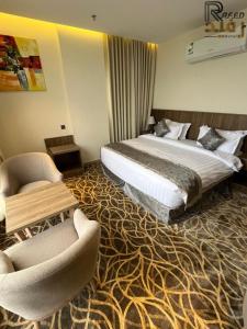 Postel nebo postele na pokoji v ubytování Rafid Hotel Jazan - فندق رفيد جازان