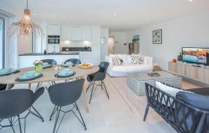 Dapur atau dapur kecil di Cozy Apartment In Oostende With Wifi