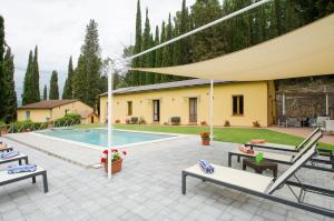 un patio con piscina e una casa di Casa Febea a Chiusi
