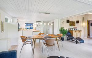 Una cocina y un comedor con mesa y sillas de madera. en Awesome Home In Ebeltoft With Sauna, en Ebeltoft