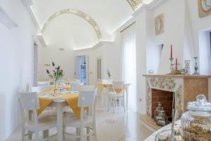uma sala de jantar com uma mesa e uma lareira em Dimora Dell'Osanna em Carovigno