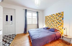 ein Schlafzimmer mit einem großen Bett und einem großen Fenster in der Unterkunft Lovely Home In Royan With Wifi in Royan