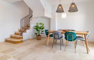 una sala da pranzo con tavolo e sedie di Awesome Home In San Luis De Sabinillas a San Luis de Sabinillas