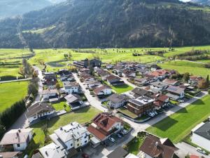 una vista aerea di un quartiere residenziale con case di Ferienwohnung Gartner a Uderns