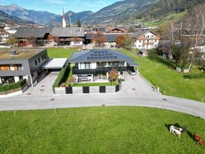 una vista aerea di una casa con un tetto solare di Ferienwohnung Gartner a Uderns