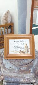 a picture frame with a picture of a house rules at Cozy in Midelt - Downtown apartment in Midelt