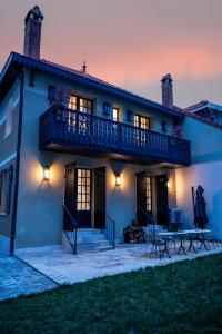 Dieses weiße Haus verfügt über einen Balkon und einen Tisch. in der Unterkunft Villa Liska in Arcachon
