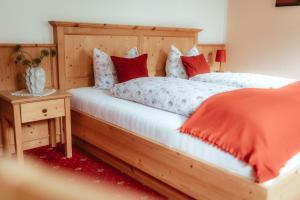 Postel nebo postele na pokoji v ubytování Hotel Gasthof Walcher