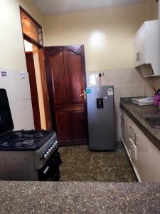 y cocina con nevera y fogones. en Mombasa studio 2, en Mombasa