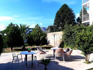 een groep stoelen en tafels op een binnenplaats bij Luna Vallista in Cafayate