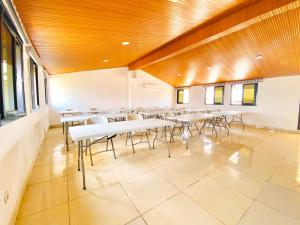 a classroom with tables and chairs in a building at Hotel Résidence Essiéniguet in Abidjan