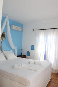 A bed or beds in a room at Niriedes Villas