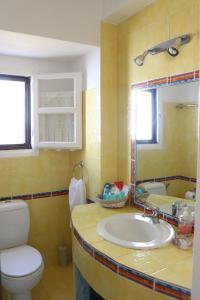 A bathroom at Niriedes Villas