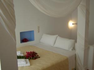 A bed or beds in a room at Niriedes Villas