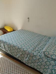 a bed with a blue comforter in a bedroom at Conforto, Lazer e Localização Estratégica em Maceió! in Maceió +15 photos