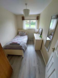 Fotografie z fotogalerie ubytování Welcoming 4 bedroom townhouse with free parking on premises v destinaci Lisnaskea