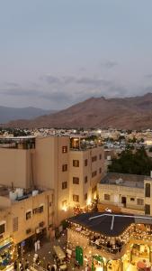 una vista di una città di notte con le luci di فندق المدينة القديمة Old Town Hotel a Nizwa