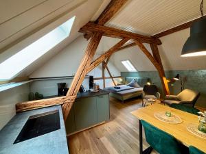 ein Wohnzimmer mit einem Dachboden mit Holzbalken in der Unterkunft Ferienwohnungen Brenner einchecken und wohlfühlen in Langenbernsdorf
