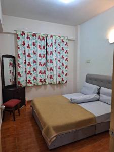 Postel nebo postele na pokoji v ubytování NKK Holiday Suits