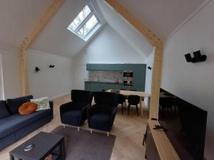 a living room with a couch and a table at De Eekhoorn in Ugchelen