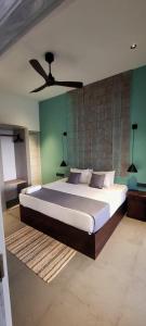 um quarto com uma cama grande e uma ventoinha de tecto em Amanda Mirissa em Mirissa