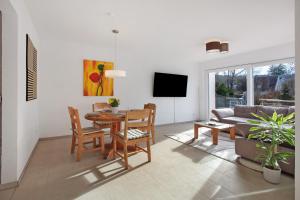 a living room with a table and a couch at Ferienwohnung am Klemmbach in Müllheim