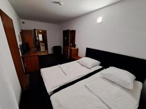 sypialnia z 2 łóżkami z białą pościelą w obiekcie Hotel Agat & SPA w Bydgoszczy +21 zdjęć