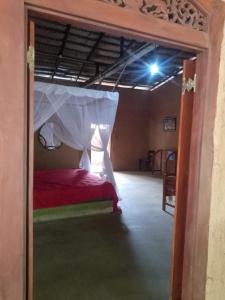 Postel nebo postele na pokoji v ubytování Kataragama Clay House Yala