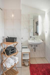 Bilik mandi di Gemütliche 80 qm Wohnung 5 min von Friedberg