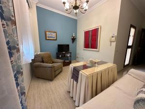 A seating area at Like Home