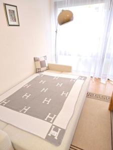 シュトゥットガルトにあるStudio Apartmentの大型ベッド1台が備わる客室です。