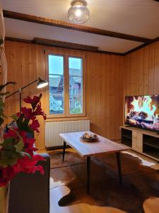 莱西根Mountain View Apartment in Leissigen by Interlaken的带桌子和电视的客厅