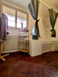 Mountain View Apartment in Leissigen by Interlaken的电视和/或娱乐中心
