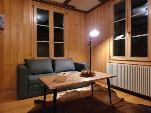 Mountain View Apartment in Leissigen by Interlaken的休息区