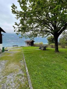 莱西根Mountain View Apartment in Leissigen by Interlaken的一座公园,公园里有树,长凳,建筑 更多15张照片