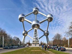 una gran escultura metálica de anatomica en Value Stay Brussels Expo Hotel, en Bruselas