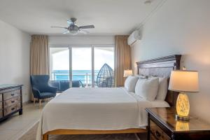 una camera da letto con un letto e vista sull'oceano di Maho Beach House - Ocean Suite - 2 Bedroom a Maho Reef Altre 23 foto